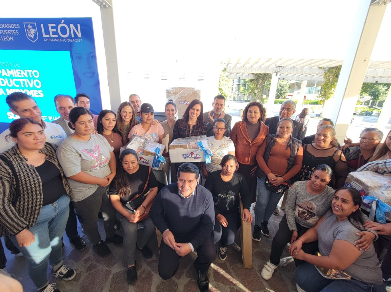 Emprendedores leoneses reciben 150 apoyos productivos para impulsar sus negocios